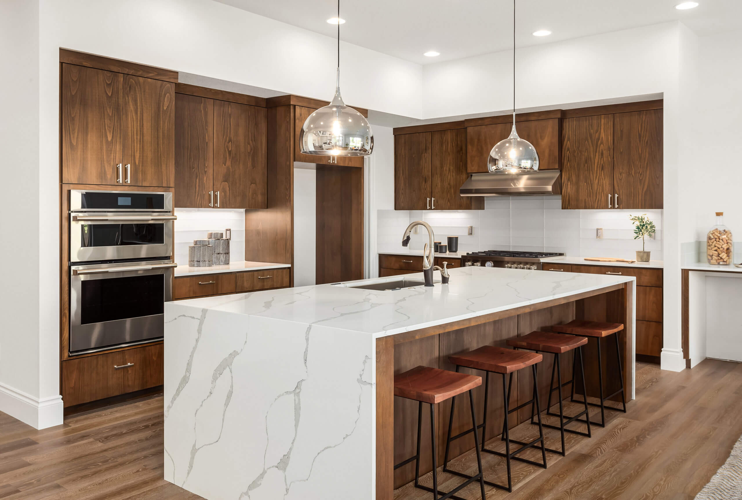 How Dallas Homeowners Can Mix Natural Marble with Modern Cabinetry