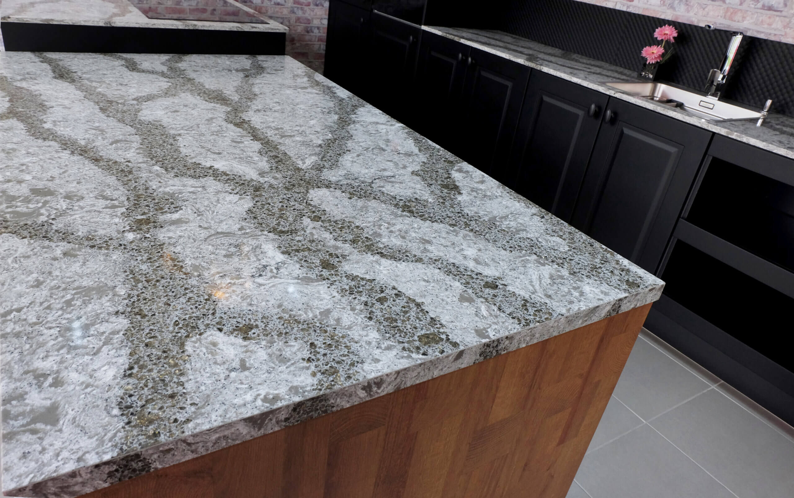 Choosing the Right Edge Profile for Quartzite to Match Your Home’s Style